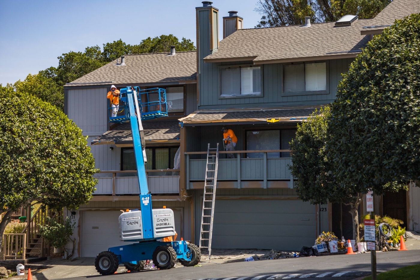 Exterior repaint reaching a second storey from a lift
